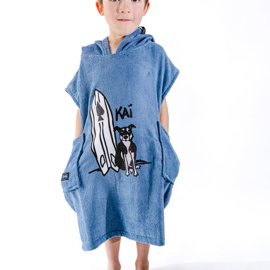 Poncho surf bébé ALL-IN Kaï Surf Blue vue de face, coloris bleu, illustration Kaï brodée, 2-6 ans