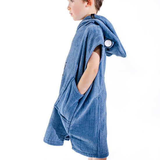 Poncho surf bébé ALL-IN Kaï Surf Blue vue de profil, coloris bleu doux, capuche avec petites oreilles