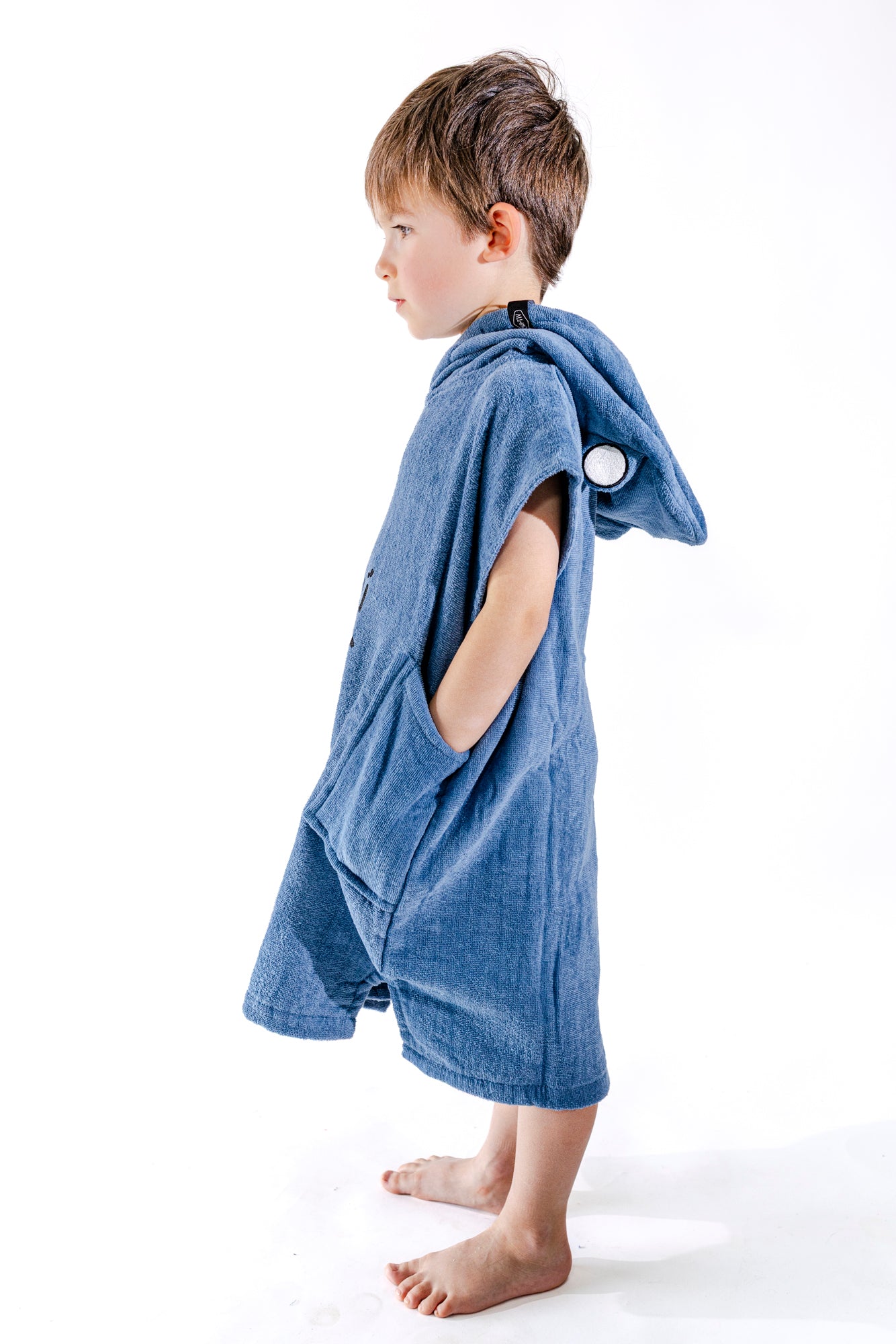 Poncho surf bébé ALL-IN Kaï Surf Blue vue de profil, coloris bleu doux, capuche avec petites oreilles