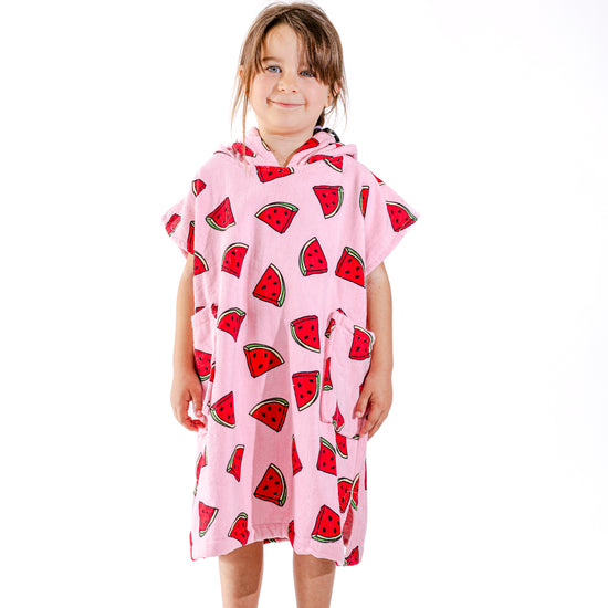 Poncho surf enfant ALL-IN Watermelon vue de face, motif pastèques rose et rouge, 6-9 ans