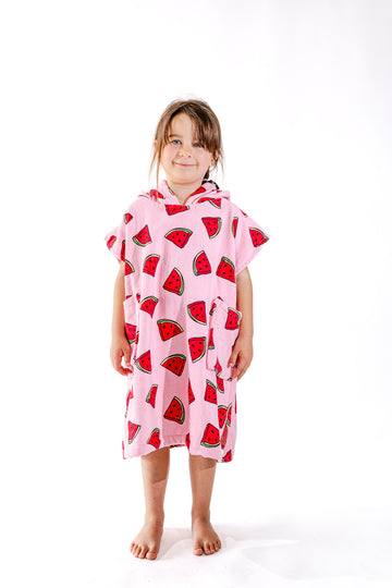 Poncho surf enfant ALL-IN Watermelon vue de face, motif pastèques rose et rouge, 6-9 ans