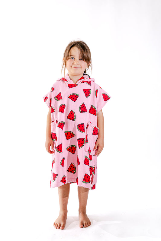 Poncho surf enfant ALL-IN Watermelon vue de face, motif pastèques rose et rouge, 6-9 ans