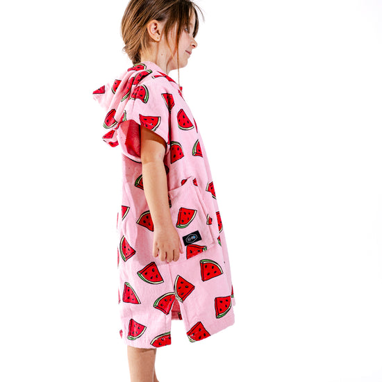 Poncho surf enfant ALL-IN Watermelon vue de profil, motif pastèques coloré, coupe ample rose