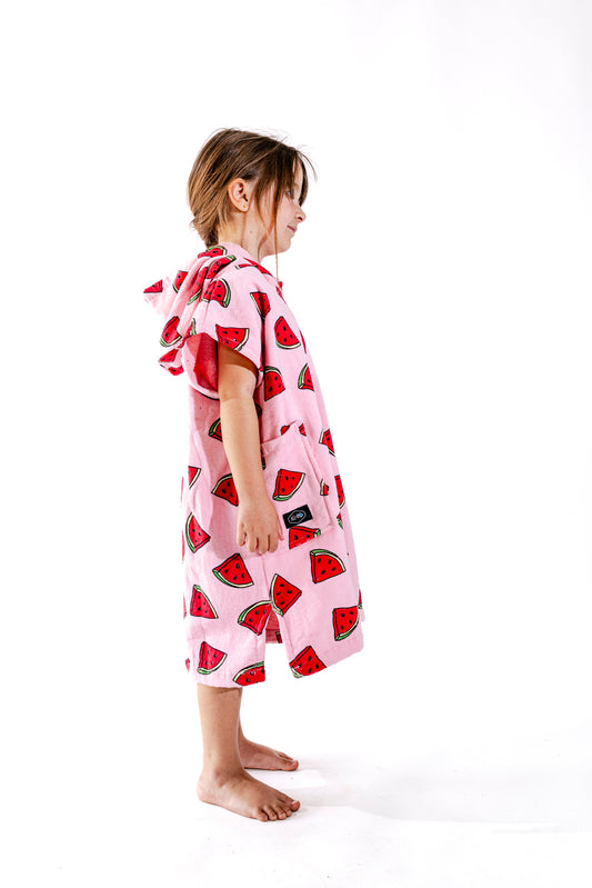 Poncho surf enfant ALL-IN Watermelon vue de profil, motif pastèques coloré, coupe ample rose