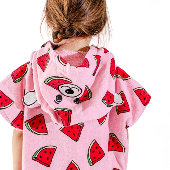 Dos du poncho surf enfant ALL-IN Watermelon, capuche avec oreilles décoratives, motif pastèques
