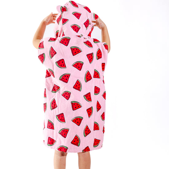 Détail capuche avec oreilles décoratives du poncho surf enfant ALL-IN Watermelon, motif pastèques