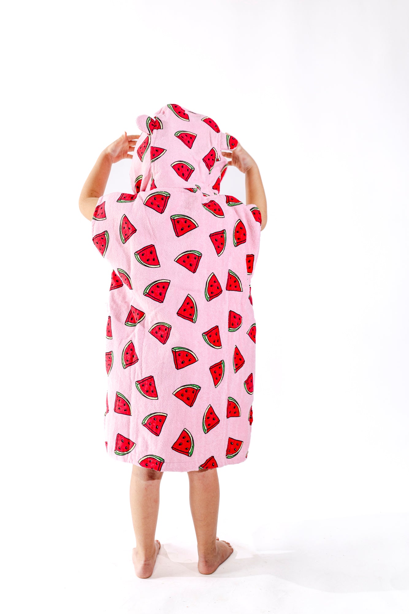 Détail capuche avec oreilles décoratives du poncho surf enfant ALL-IN Watermelon, motif pastèques
