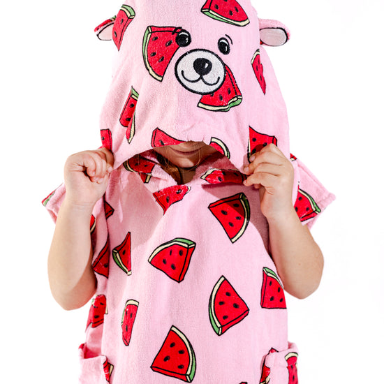 Poncho surf enfant ALL-IN Watermelon capuche avec oreilles roses, motif pastèques rouge et rose