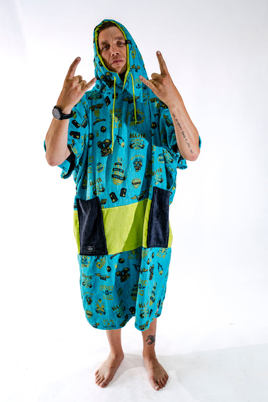 Poncho surf oversize ALL-IN Big Foot Rock, capuche relevée, print Rock and Surf turquoise jaune fluo, SS26