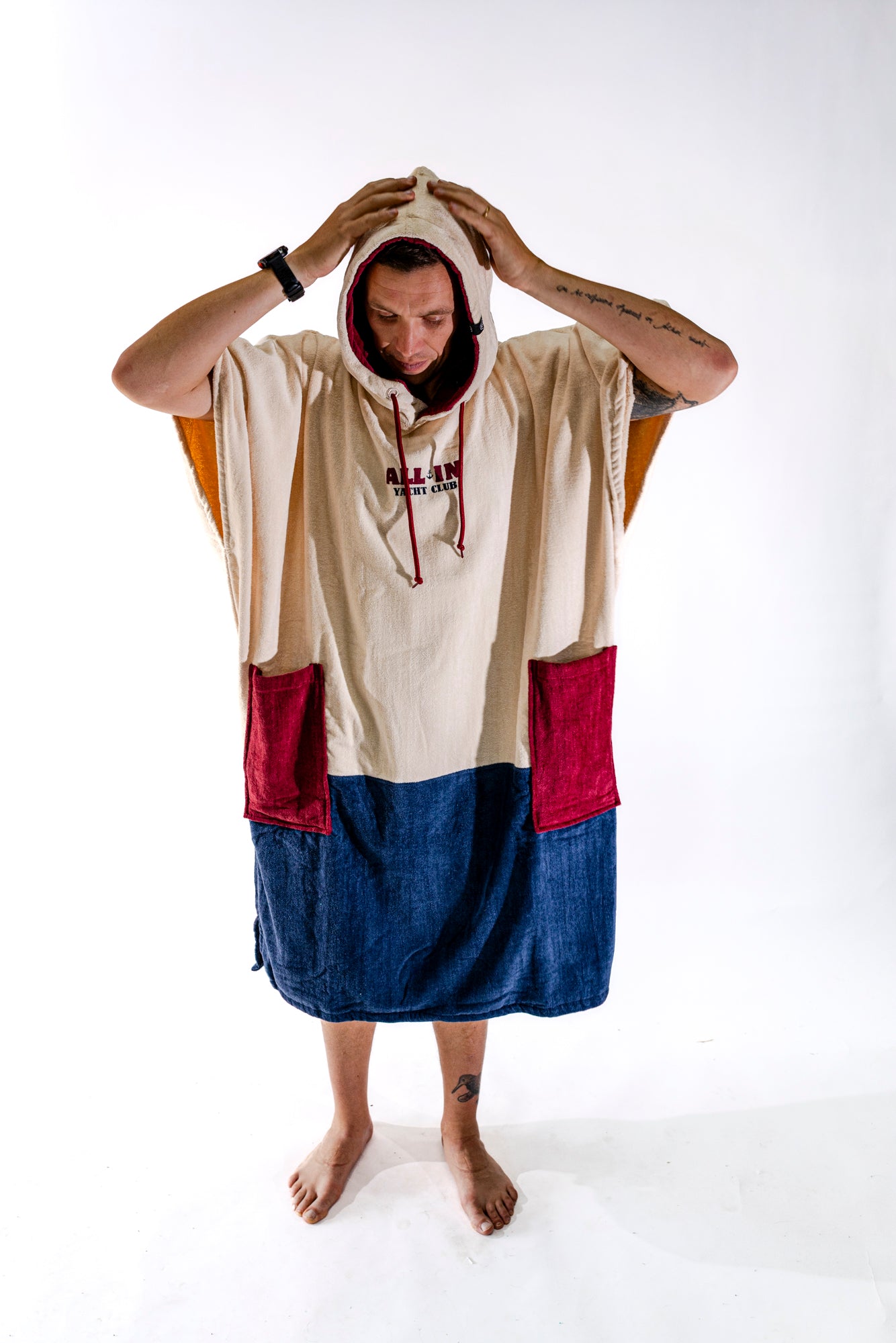 Poncho surf oversize ALL-IN Yacht Club – capuche relevée – coloris écru navy rouge – SS26