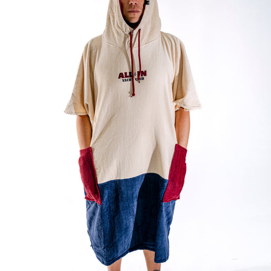 Poncho de surf ALL-IN Big Foot Yachting – vue de face – coloris écru rouge et navy