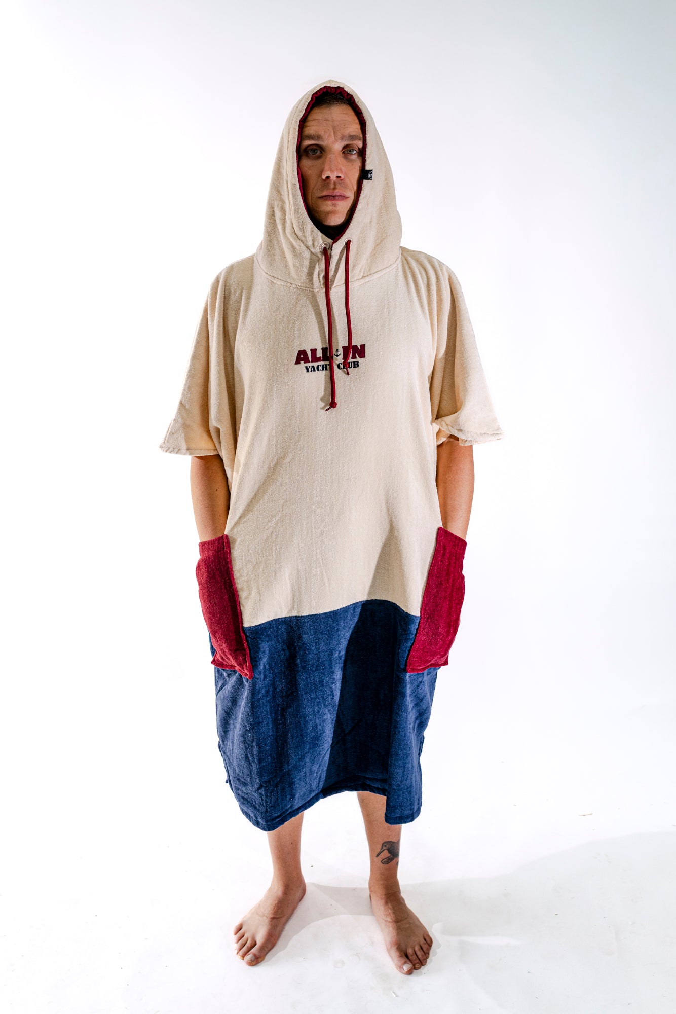 Poncho de surf ALL-IN Big Foot Yachting – vue de face – coloris écru rouge et navy