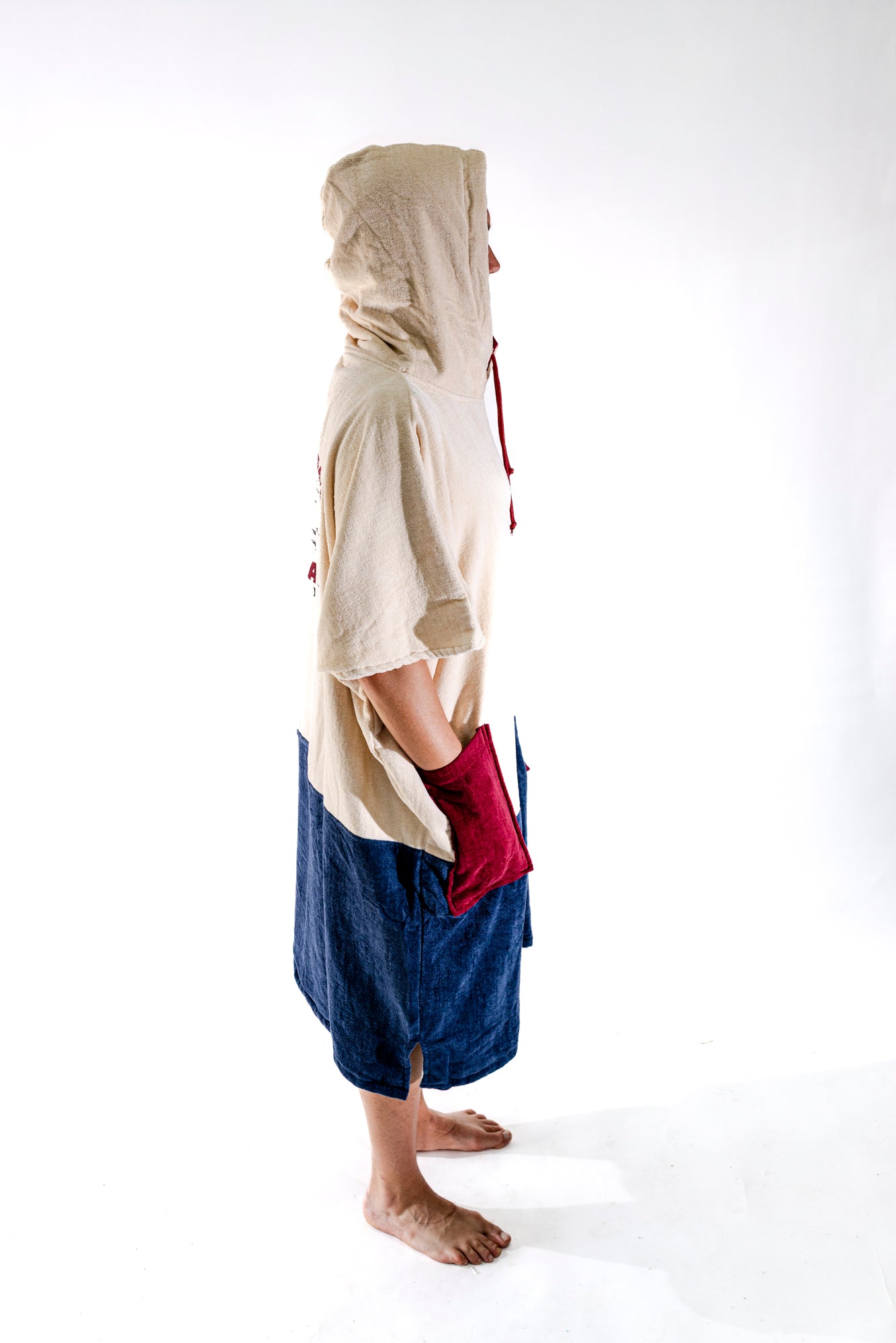 Poncho surf oversize à capuche ALL-IN – vue profil – collection SS26 Hossegor