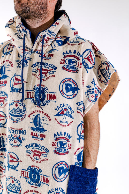 Poncho ALL-IN Classic Yachting, détail imprimé capuche, badges nautiques voiliers et ancres