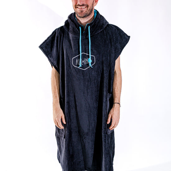 Poncho de surf ALL-IN Classic Black Turquoise, vue de face, éponge coton noir et turquoise, SS26