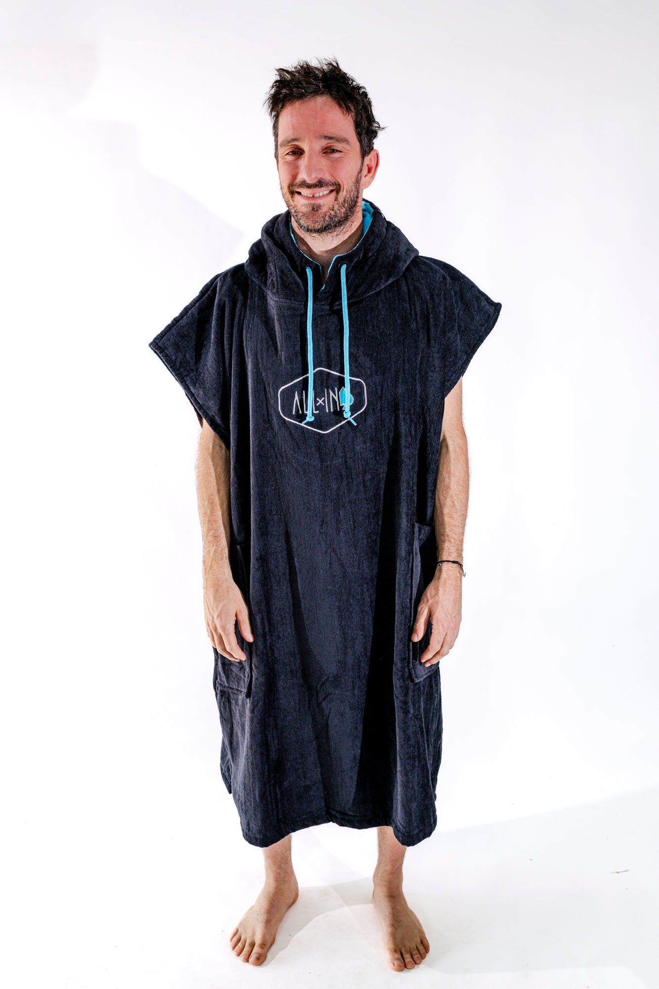 Poncho de surf ALL-IN Classic Black Turquoise, vue de face, éponge coton noir et turquoise, SS26
