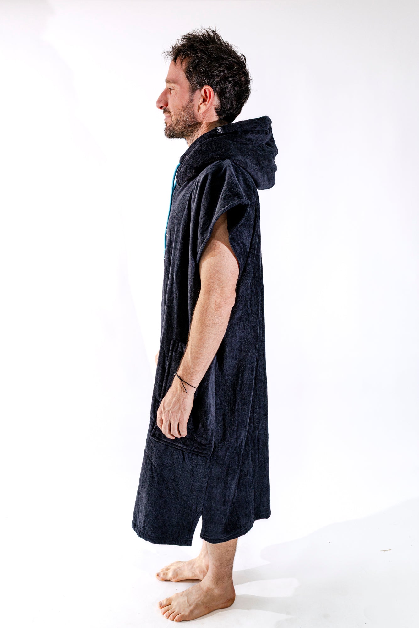 Poncho ALL-IN Classic Black Turquoise, détail logo et cordons turquoise, éponge coton noir