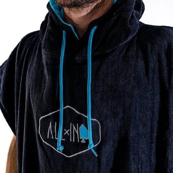 Poncho surf à capuche ALL-IN Classic Black Turquoise, vue profil, coton éponge OEKO-TEX noir