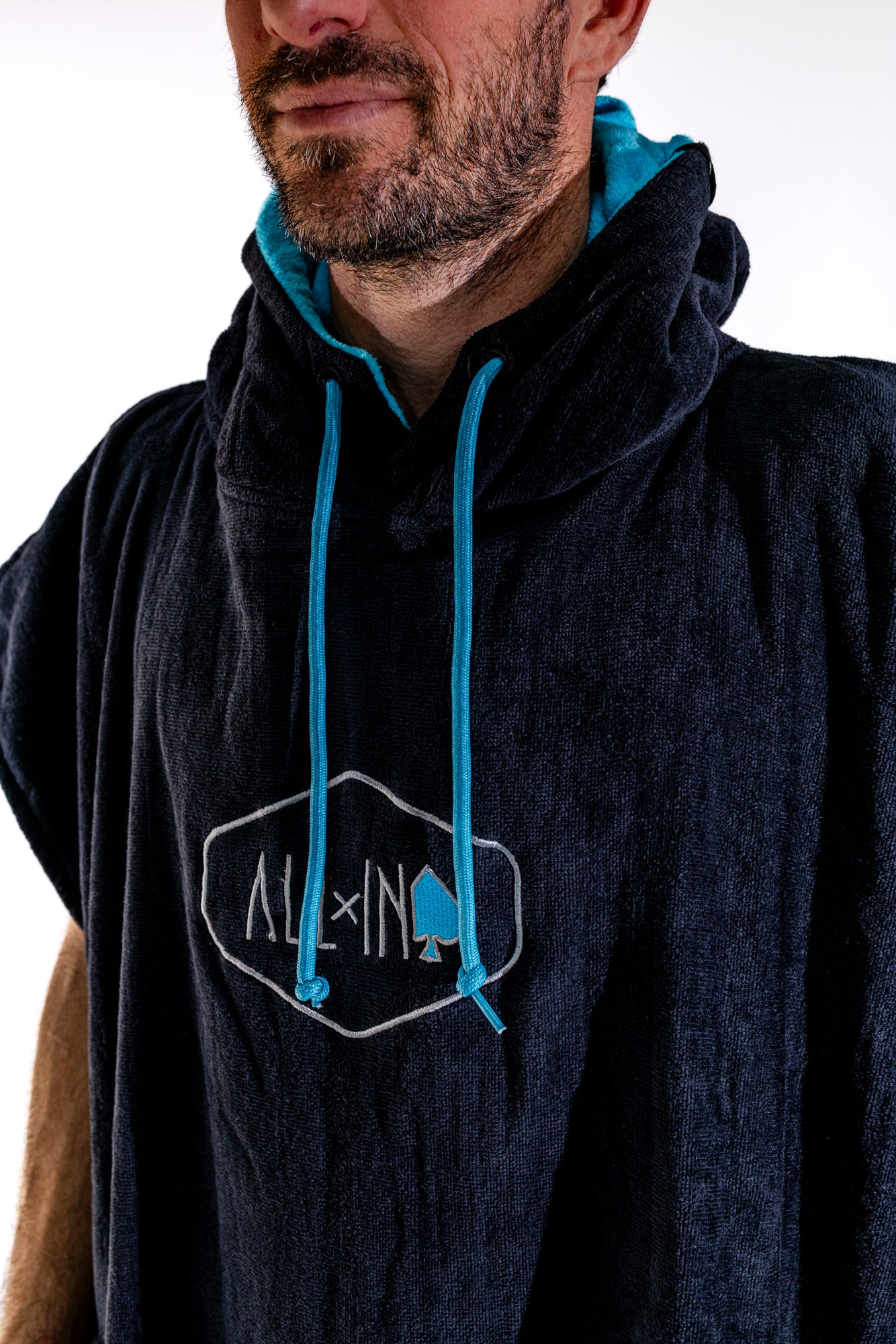 Poncho surf à capuche ALL-IN Classic Black Turquoise, vue profil, coton éponge OEKO-TEX noir