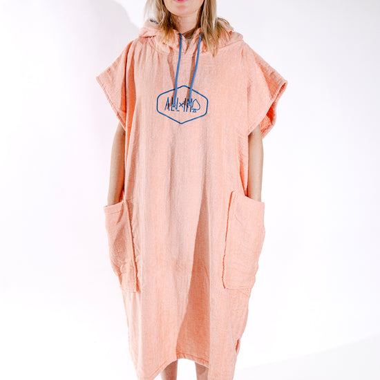 Poncho surf femme ALL-IN Classic Corail Blue, vue de face, éponge coton uni corail, SS26