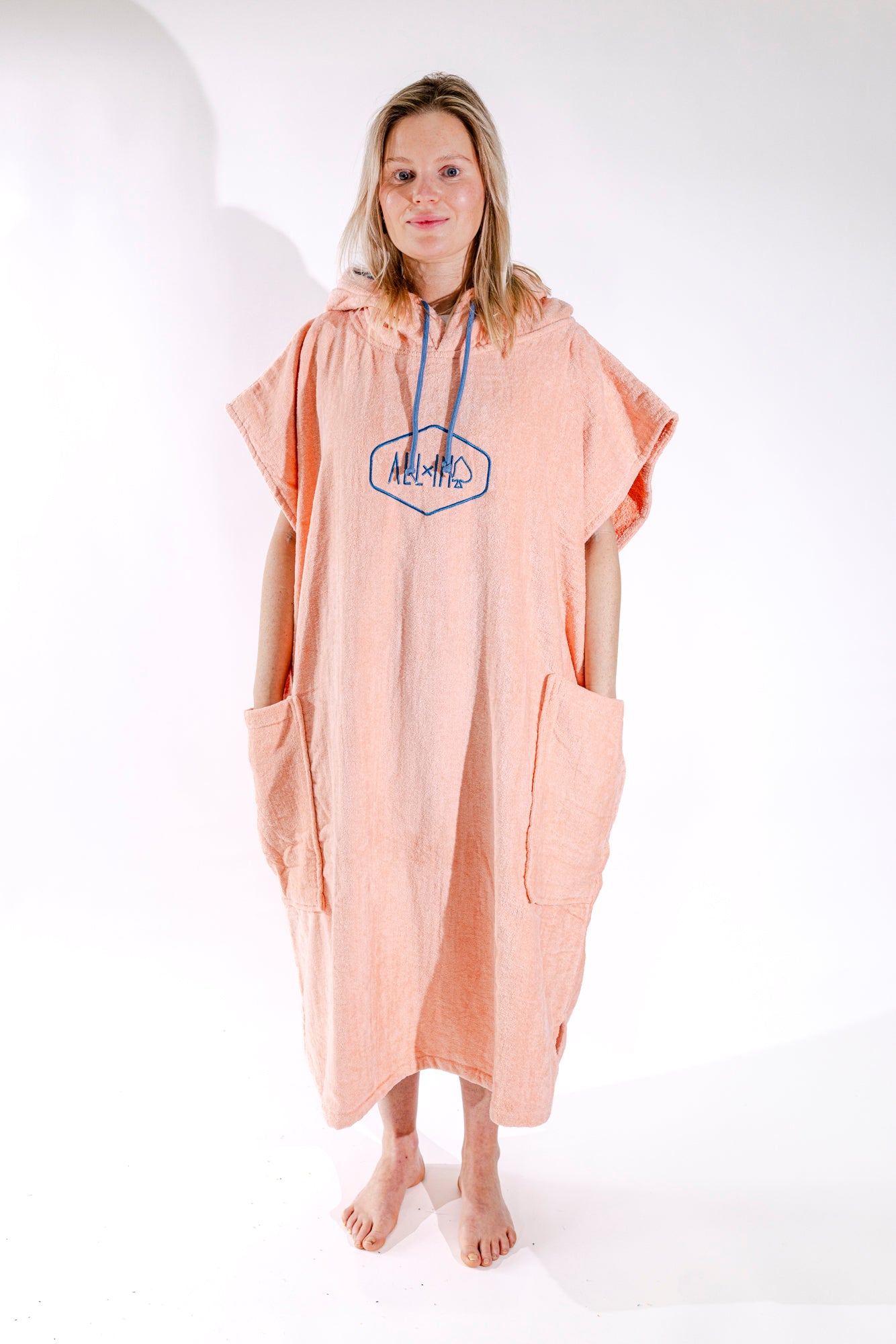Poncho surf femme ALL-IN Classic Corail Blue, vue de face, éponge coton uni corail, SS26