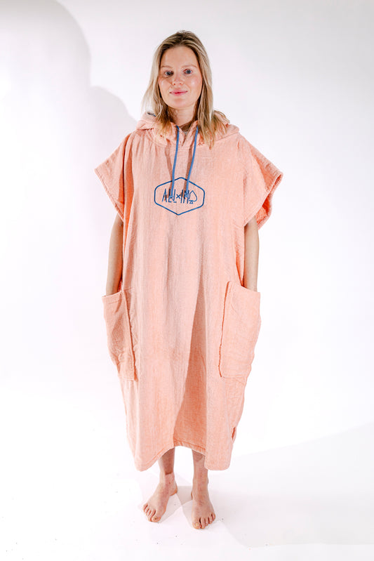 Poncho surf femme ALL-IN Classic Corail Blue, vue de face, éponge coton uni corail, SS26