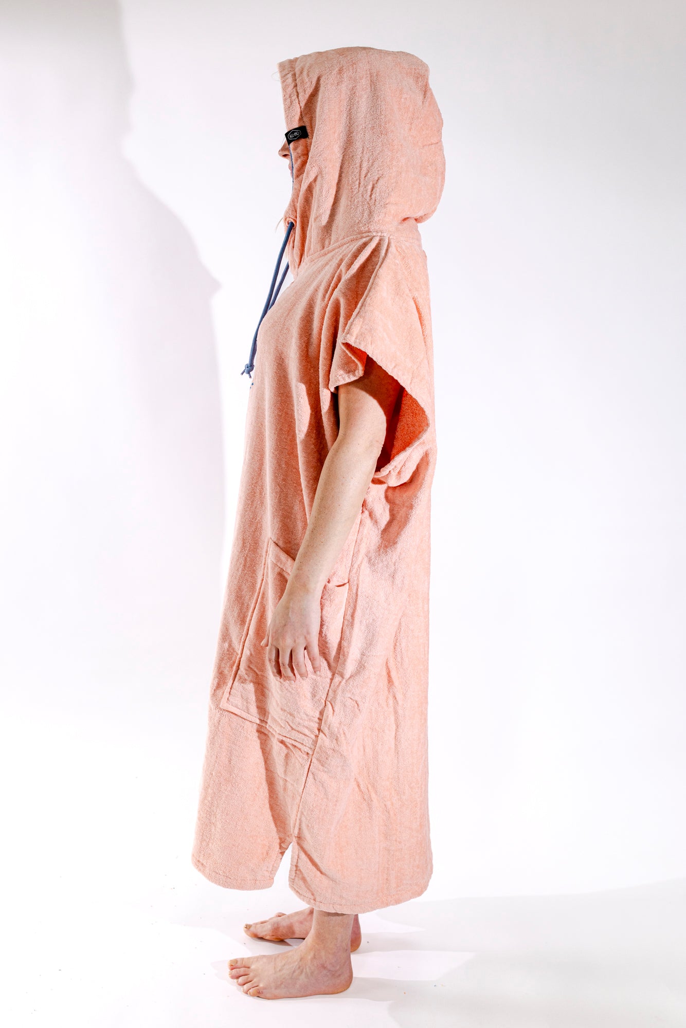 Poncho surf à capuche ALL-IN Classic Corail Blue, vue profil, coton éponge OEKO-TEX corail