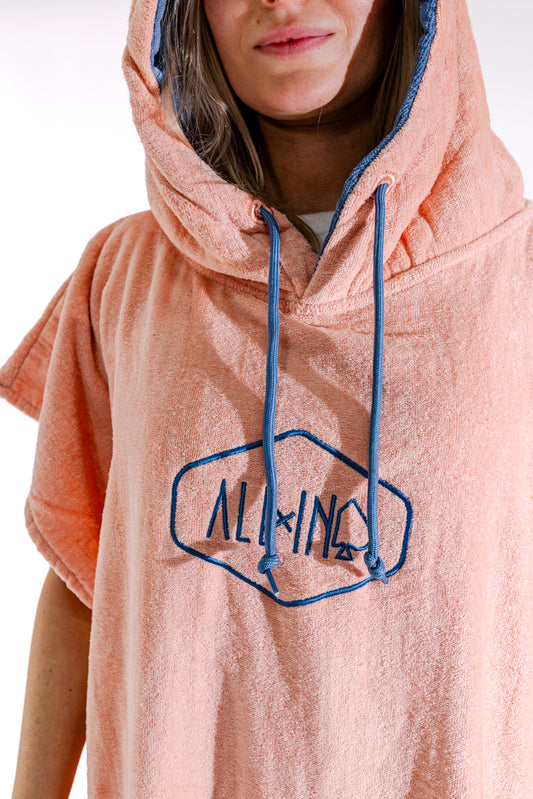 Poncho ALL-IN Classic Corail Blue, détail logo hexagone et cordons bleus, éponge coton corail