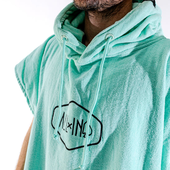 Poncho ALL-IN Classic Mint, détail logo hexagone poitrine, éponge coton velours menthe