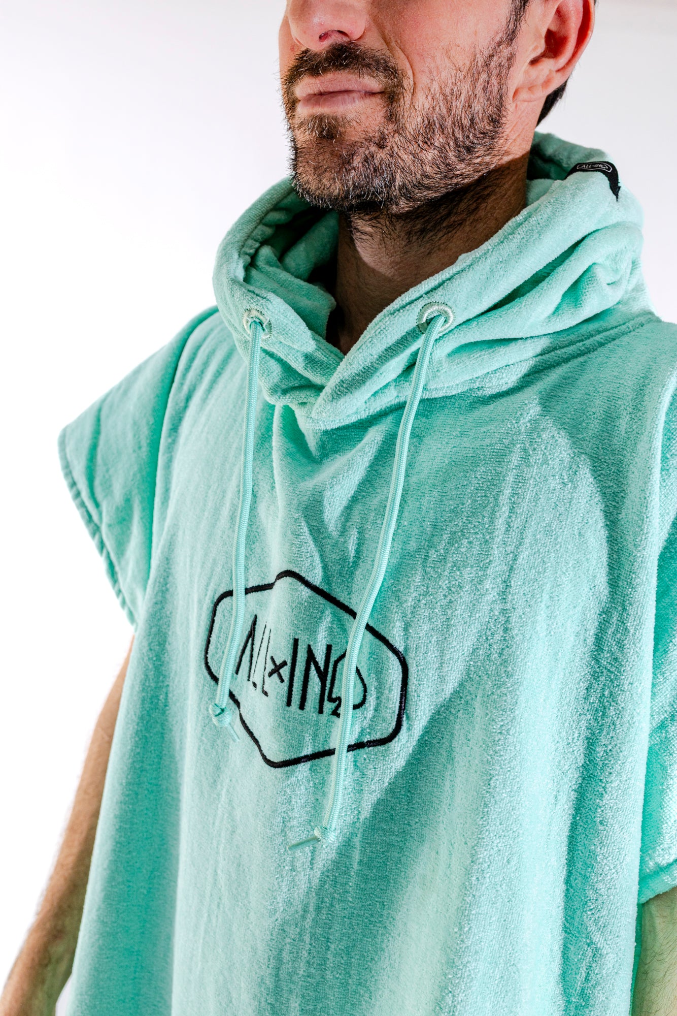 Poncho ALL-IN Classic Mint, détail logo hexagone poitrine, éponge coton velours menthe