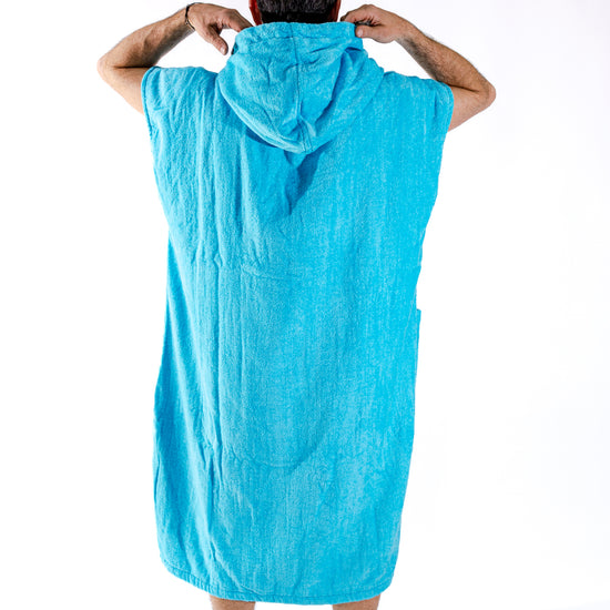 Poncho ALL-IN Classic Turquoise, détail logo hexagone poitrine, éponge coton velours turquoise