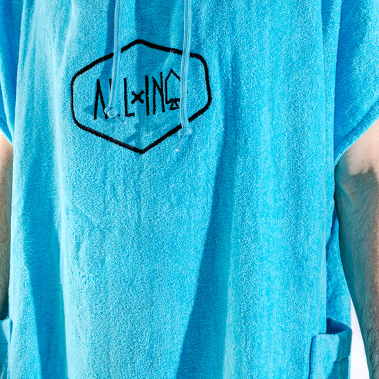 Poncho surf à capuche ALL-IN Classic Turquoise, vue profil, coton éponge OEKO-TEX turquoise