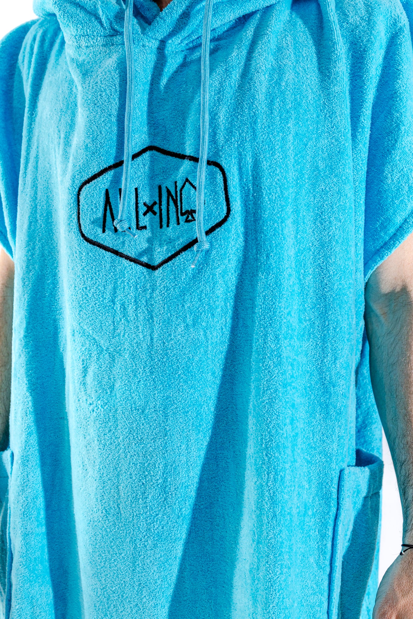 Poncho surf à capuche ALL-IN Classic Turquoise, vue profil, coton éponge OEKO-TEX turquoise