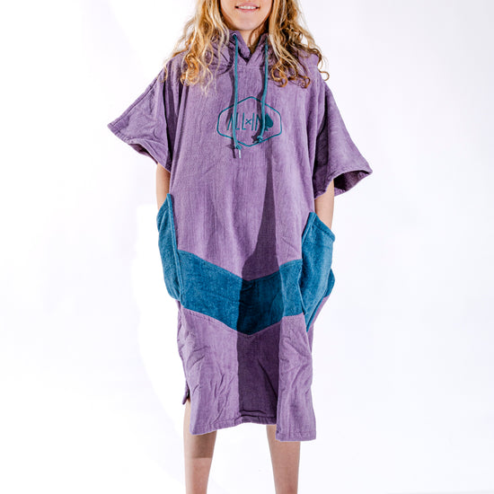 Poncho surf junior ALL-IN Nirvana vue de face, coloris violet et poches bleu pétrole, 9-15 ans