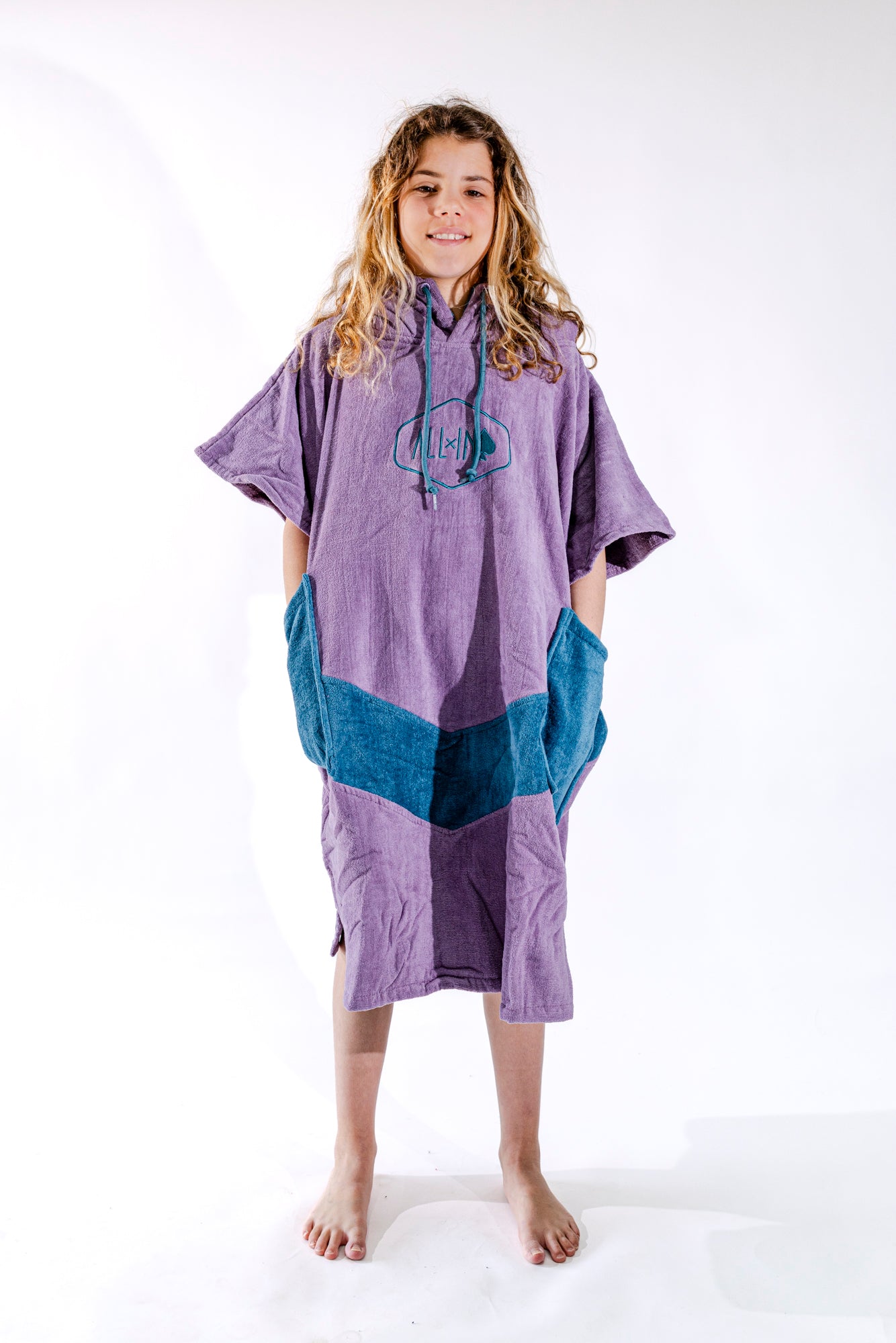 Poncho surf junior ALL-IN Nirvana vue de face, coloris violet et poches bleu pétrole, 9-15 ans