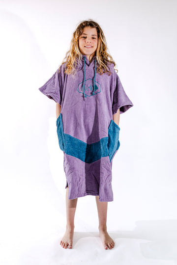 Poncho surf junior ALL-IN Nirvana vue de face, coloris violet et poches bleu pétrole, 9-15 ans
