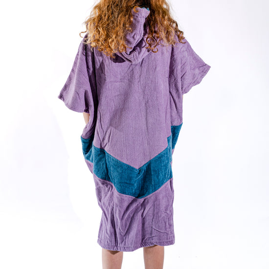 Dos du poncho surf junior ALL-IN Nirvana, coloris violet avec poches et bande bleu pétrole