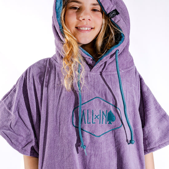 Poncho surf junior ALL-IN Nirvana vue trois quarts, coloris bicolore violet et bleu pétrole