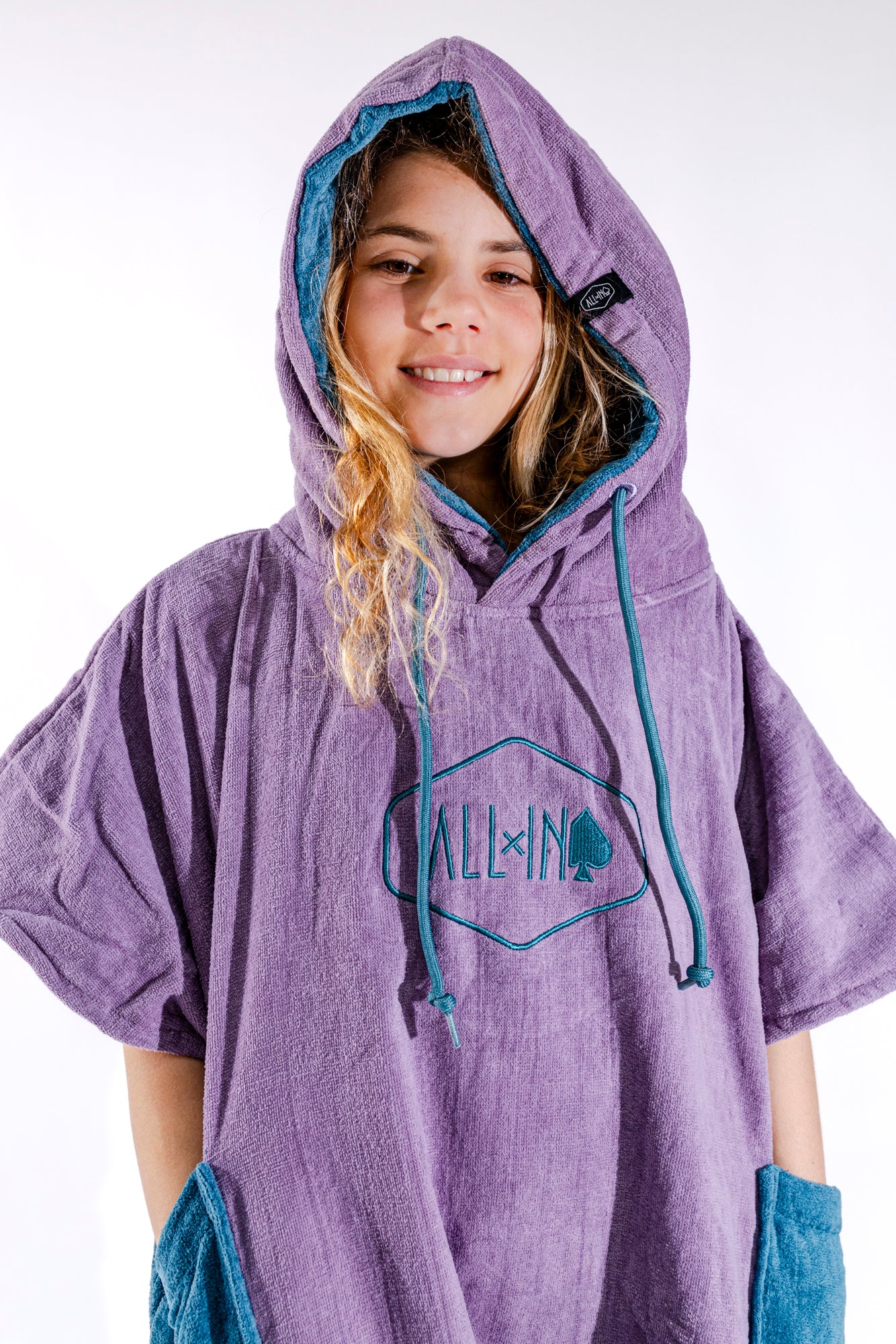 Poncho surf junior ALL-IN Nirvana vue trois quarts, coloris bicolore violet et bleu pétrole