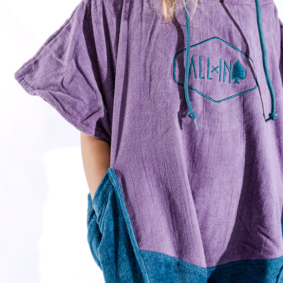 Détail capuche et cordon bleu pétrole du poncho surf junior ALL-IN Nirvana coloris violet
