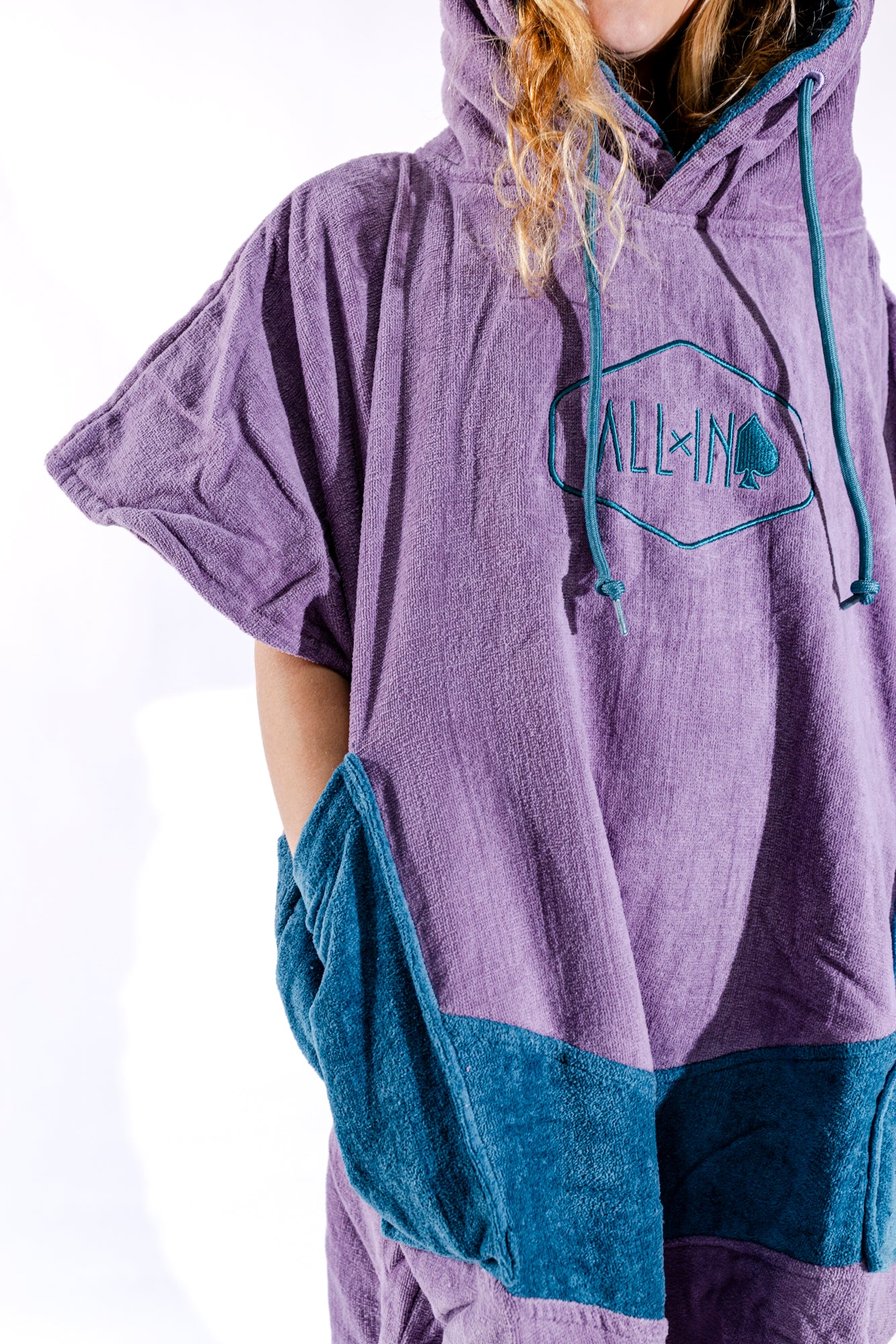 Détail capuche et cordon bleu pétrole du poncho surf junior ALL-IN Nirvana coloris violet