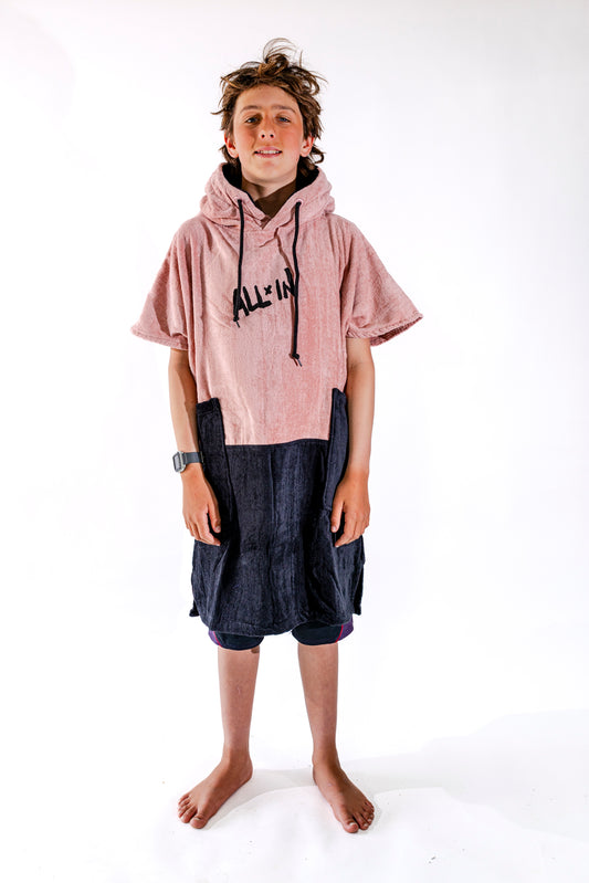 Poncho surf junior ALL-IN Kaï Surf vue de face, coloris rose poudré et bas marine, logo brodé, 9-15 ans