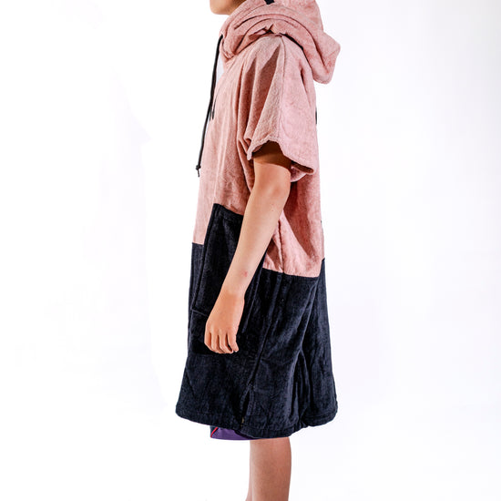 Poncho surf junior ALL-IN Kaï Surf vue de profil, coloris bicolore rose poudré et marine, 9-15 ans