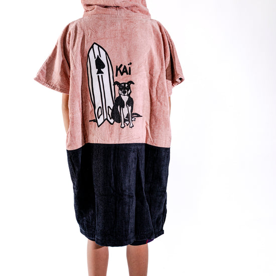 Dos du poncho surf junior ALL-IN Kaï Surf, illustration Kaï brodée, bas marine contrasté