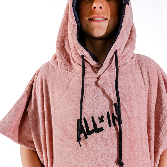 Détail capuche et logo ALL-IN brodé du poncho surf junior Kaï Surf, coloris rose poudré