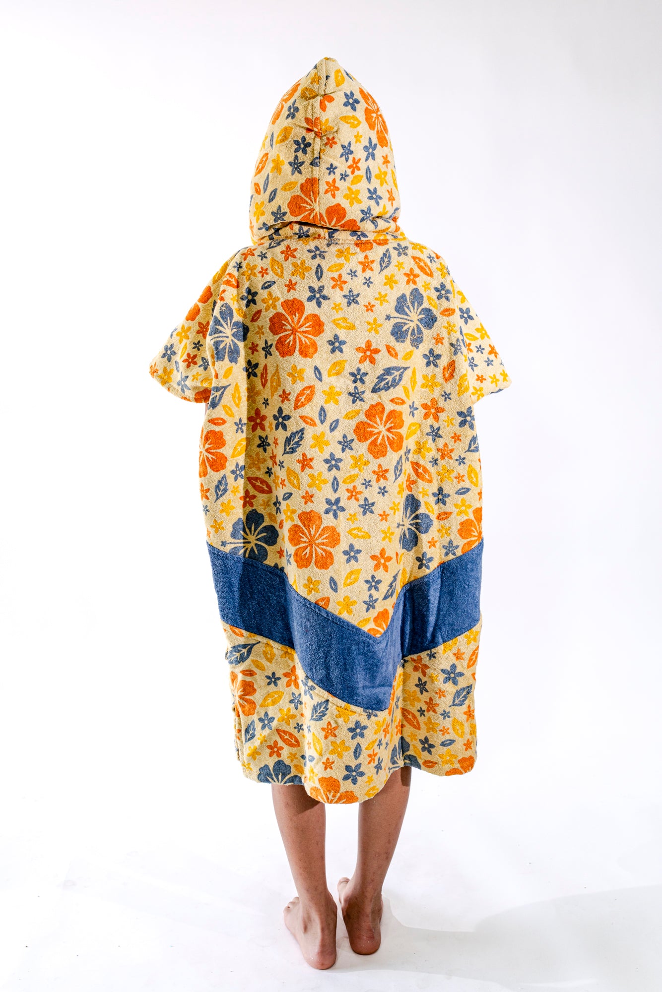Poncho surf enfant ALL-IN Flore vue de face, motif floral multicolore fond jaune, poches bleues