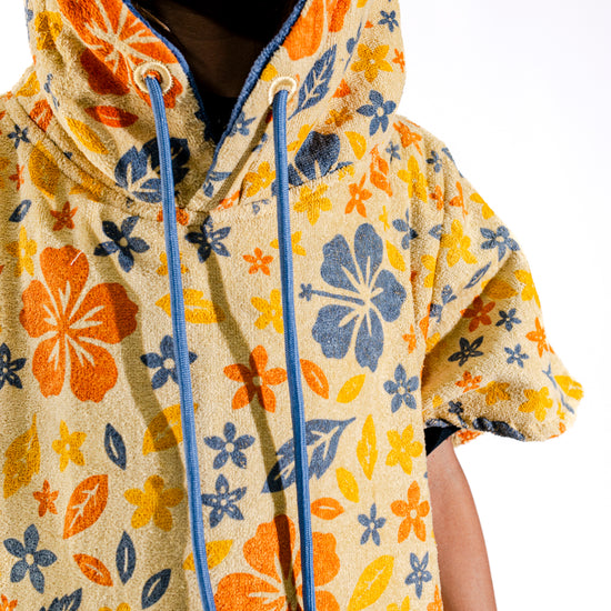 Détail capuche doublée et motif floral du poncho surf enfant ALL-IN Flore, cordon bleu contrasté