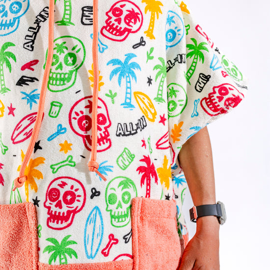 Détail motif Skully ALL-IN têtes de mort colorées et palmiers, poches saumon contrastées, 6-9 ans