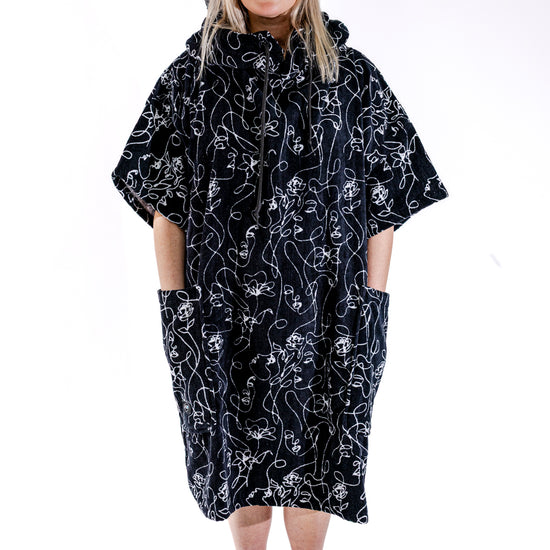 Poncho surf femme ALL-IN Oneline, vue de face, print visages et fleurs one line art navy, SS26