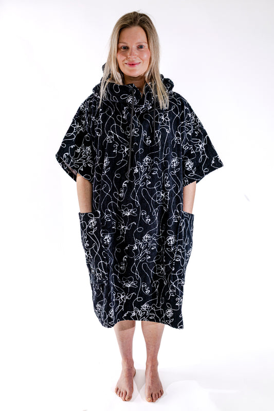 Poncho surf femme ALL-IN Oneline, vue de face, print visages et fleurs one line art navy, SS26